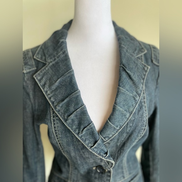 CAbi CAbi RUFFLE COLLAR DETAIL 2 BUTTON FRONT DENIM BLAZER STYLE JACKET SZ S - Picture 8 of 16